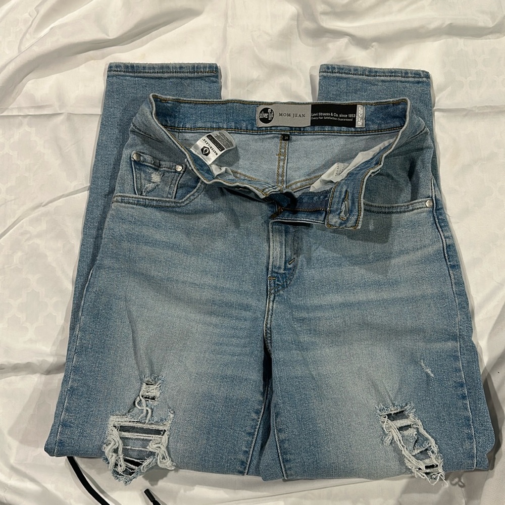 Levi’s Silver Tab MOM jeans Size 26 Light wash denim Distressed tapered Leg